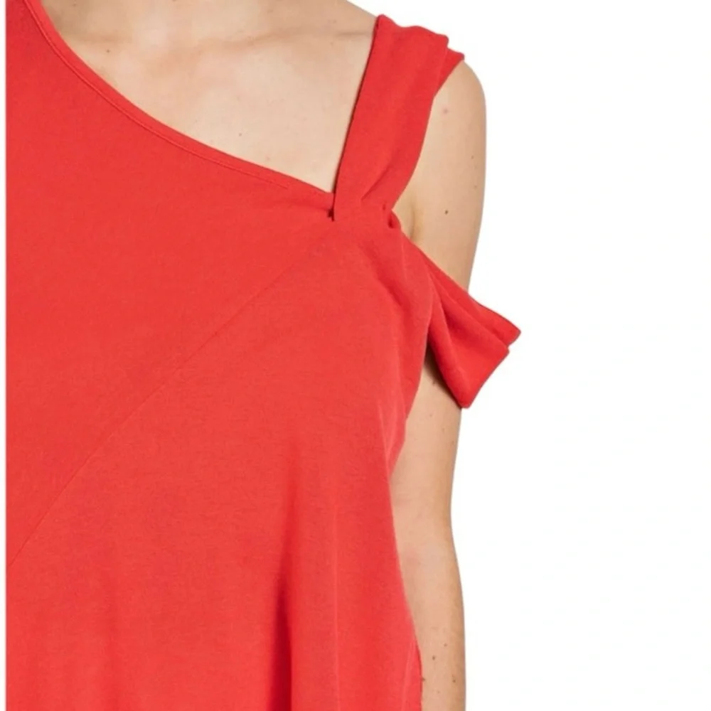 EDGE THEORY ASYMMETRICAL TWIST NECK TOP
Fiery Red - Picture 3 of 7